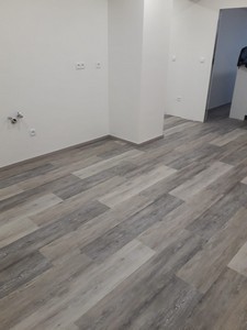 pokládka lepeného vinylu